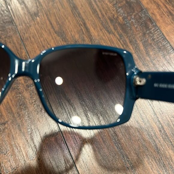 VTG BURBERRY
Oversize Gradient Sunglasses
Gradient Lenses EUC no case unique - Picture 7 of 10
